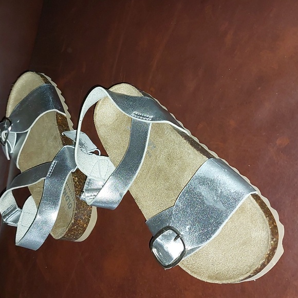 Old Navy SilverStrap Sandals kids,girls - Picture 3 of 3